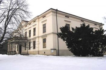 Pohled na zámek od vstupu do zámeckého areálu ( © Jan P. Štěpánek 03/2006)