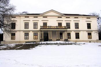 Čelní pohled na zámek ( © Jan P. Štěpánek 03/2006)