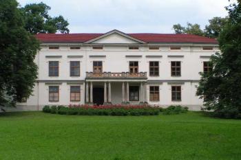 hlavní průčelí v létě (© jakub ivánek 2005)