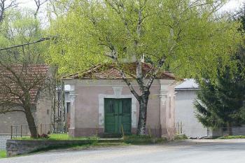 barokní kaple z roku 1810 na návsi (© František Kinař, 04/2012)