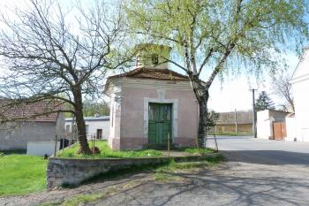 barokní kaple z roku 1810 na návsi (© František Kinař, 04/2012)