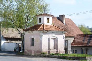 barokní kaple z r. 1810, u kaple stojí památník padlým v I. sv. válce (© František Kinař, 04/2012)