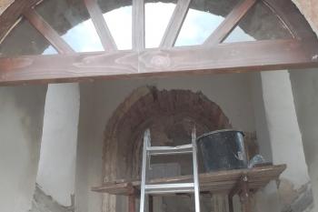 oltářní oblouk (© anna.hladikova@post.cz 04/2026)