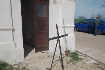 kříž do štítu kaple (© anna.hladikova@post.cz 04/2026)