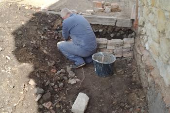 úprava okolního terénu (odkopání a zpevnění) (© anna.hladikova@post.cz 04/2026)