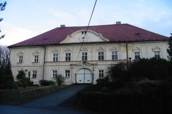 pohled na hlavní zámecké průčelí na sz. (© D Dohňanský,03/2013)