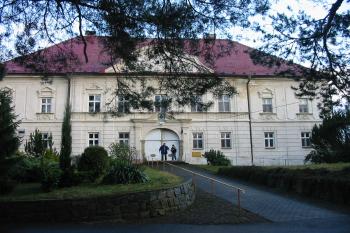  hlavní zámecké průčelí na sz. (© D Dohňanský, 03/2013)