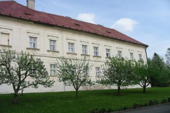jz.strana zámku (© D Dohňanský, 05/2015)