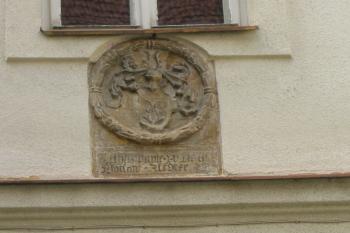 erb nad vstupem ve vnitřním nádvoří (© D Dohňanský, 05/2015)