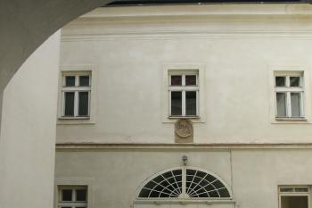 velmi malé vnitřní nádvoří  (© D Dohňanský, 05/2015)