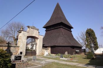 Zvonice s branou, pohled od kostela (© Zbyšek Suchý, 04/2011)
