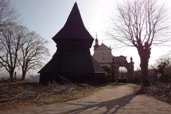 Gotická zvonice u kostela Nanebevzetí Panny Marie (© Zbyšek Suchý, 04/2011)