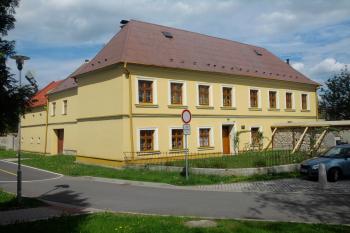 Hněvotín - fara vedle kostela sv. Leonarda (© Ivo Rozehnal, 05/2012)