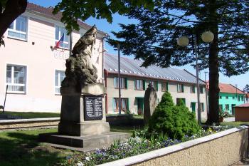 Ondratice - pomník obětem I. sv. války a pomník rudoarmějcům za kaplí (© Ivo Rozehnal, 05/2012)