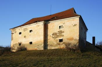 Budova tvrze od jihovýchodu ( © Filip Matoušek 12/2009)