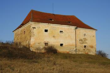 Budova tvrze od jihozápadu ( © Filip Matoušek 12/2009)