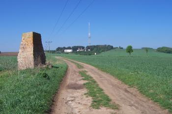 Předina - torzo Mohyly císařů - v pozadí radiovysílač Dobrochov (© Ivo Rozehnal, 05/2012)