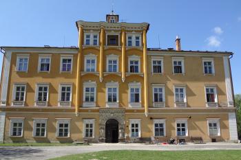 Zámek - pohled ze dvora (© Jaromír Schoffer, 05/2012)