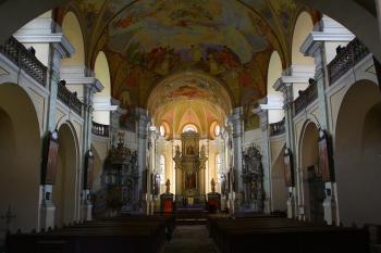 Vnitřek kostela s pohledem na hlavní oltář (© Ilja  Smetana, 05/2012)