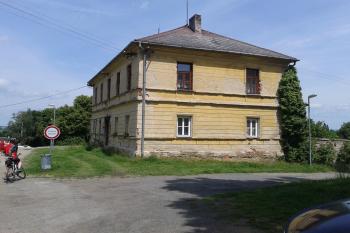 Fara u kostela ( © Ivo Rozehnal 06/2015)