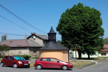 Lhota pod Kosířem - kaplička Panny Marie Pomocnice, před kaplí památná lípa (1918) (© Ivo Rozehnal, 05/2012)