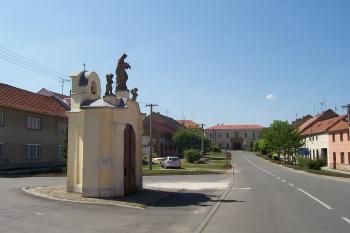 Vřesovice - kaple sv. Jana Nepomuckého - v pozadí zámek (© Ivo Rozehnal, 05/2012)