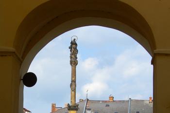 průhled pod radniční věží na morový sloup  (© Martin  Višňa, 04/2011)