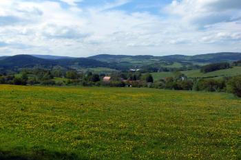 Pošumavská krajina u Smrčné (tvrz uprostřed) (© Jiří Cukr, 05/2014)