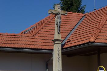 Služín - kříž v obci (© Ivo Rozehnal, 06/2012)