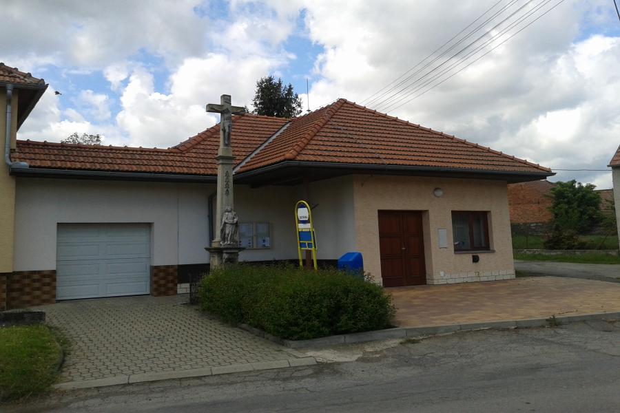 Krucifix se sochou Bolestné Panny Marie