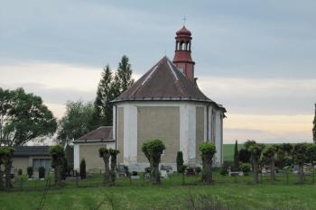 kostel od východu (chrozit, 06/2012)