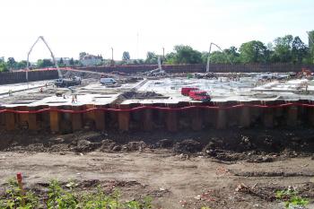 Olomouc - v těsné blízkosti vily na sile rodiny Králíkových probíhá stavba OC Galerie Šantovka (© Ivo Rozehnal, 06/2012)