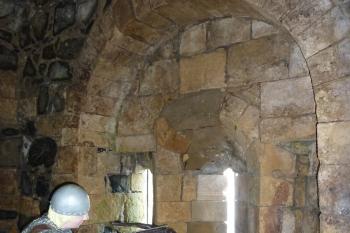 Figurína střelce u trojité střílny v přízemí Mořské věže.  Mořská věž  se nachází ve východní části parkánu hradního jádra (1216-1222). (© Pavel Semple, 10/2010)