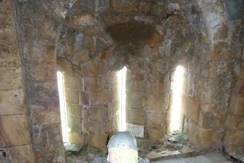 Trojdílné střílny v přízemí Mořské věže umožňovaly tři úhly ostřelování z jedineho místa. (© Pavel Semple, 10/2010)