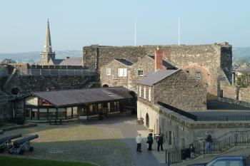 Pohled z jádra hradu do předhradí.  Na pozadí je plochá jižní strana dvouvěžového branského domu. (© Pavel Semple, 10/2010)