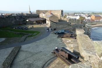 Carrickfergus, dělová postaveni v předhradí. (© Pavel Semple, 10/2010)