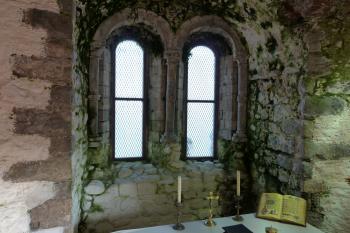 Východní sdružené okno hradní kaple ve východní válcové věži dvouvěžového branského domu v předhradí (1226-1242). (© Pavel Semple, 10/2010)