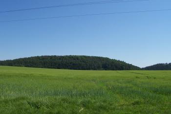 Rmíz u Laškova - pohled na hradištní horu od obce Laškov (© Ivo Rozehnal, 06/2012)