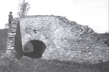 1925 klenutý kamenný propustek bývalé koňské dráhy u železniční zastávky Velešín městys (© autor neznámý - Archiv města Velešína  1925)