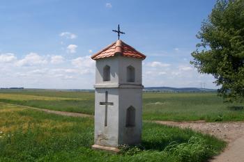 Boží muka u Duban - v pozadí Velký Kosíř (© Ivo Rozehnal, 06/2012)