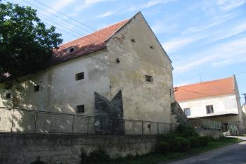 bývalá tvrz v současné době,pohled na jv.část s mohutnými opěráky (© D Dohňanský, 07/2014)