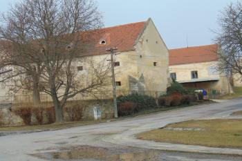 Hlavní jižní budova tvrze později přestavěna na sýpku (© Dušan Dohňanský  01/2022)