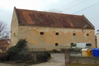 Nádvorní průčelí přestavěné tvrze (© Dušan Dohňanský  01/2022)