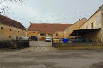 Západní křídlo tvrze a dvora s později představěným schodištěm (© Dušan Dohňanský  01/2022)