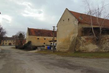 Vzadu původní tvrz, vpředu novodobější stavení (© Dušan Dohňanský  01/2022)