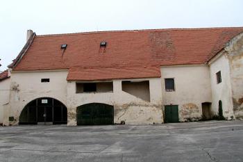 nádvorní průčelí západního křídla ( © Pavel Zany Komárek 22/9/2002)
