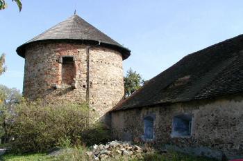 okrouhlá věž tvrze od západu ( © Pavel Zany Komárek 29/9/2001)