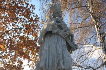 socha - sv. Jan Nepomucký, celkový pohled (© František Šrámek, 11/2006)