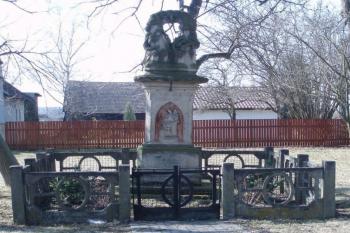 Socha Svaté Trojice - před rekonstrukcí (© Luděk Beneš, 04/2012)