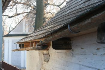 Nápravníkovo stavení, detail - dřevěné okapy (© Oldřich Vacek, CASTRUM o.p.s. 07/2012)